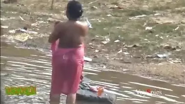 Desi mature aunty bathing in pond secretly recorded