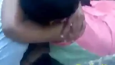 Indian guy kisses XXX tits of GF during outdoor chudai not noticing cam