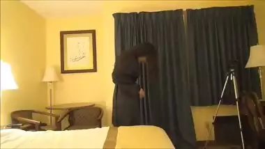 Desi chick in a black robe tries to act like a real XXX pornstar