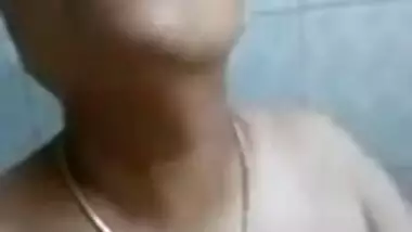 Short-haired Desi Bhabhi licks saggy boobs and fingers XXX twat in bath