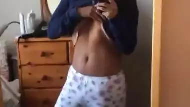 sexy desi babe showing her hot naval abs-short