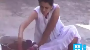 Upskirt video of desi aunty without a panty