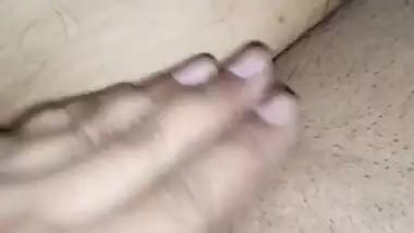 Badi Behan Ki Rat Me Sote Hue Chut Dekh Ke Pani Nikala. Indian Homemade Risky Capture