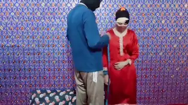 Indian Tailor Men Seduces and Fucks With Beautiful School Girl