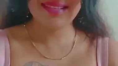 Big Boob B-Grade Actress Soniya Maheshwari Huge Cleavage Show