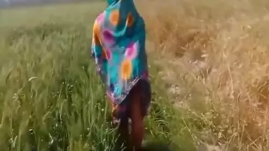 Desi Bhabhi - Desi Hot Bhabhi Ko Khet Me Pakad Kar Jabardasti Chudayi Ki