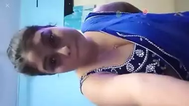 Indian hot aunty shows awesome cleavage