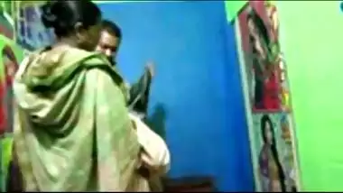 Desi aunty fucking her lover in photo studio