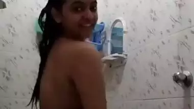 Desi Hot Girl nude Bath