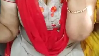 Big boobs aunty showing her cleavage