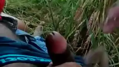 Bangla babe sucks a dick on the farm in dehati sex