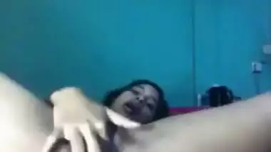 Desi babe excellently works on XXX pussy masturbating it in bed