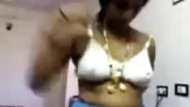 Hot Southindian Aunty Show her assests