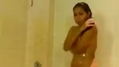 Slender Desi female takes her XXX clothes off for the sex video