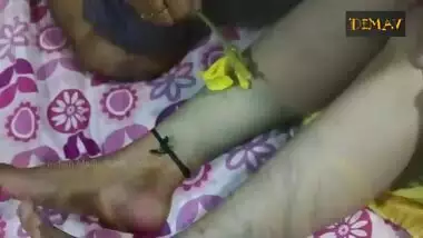 NAVEL - sexy Indian Housewife looing sexy