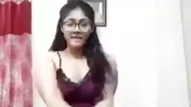 Desi girl showing boobs and pussy