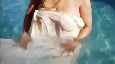 Super Busty Mallu Aunty Boobs Show In Pool