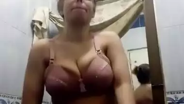 Egyptian Milf Masturbating In Toilet