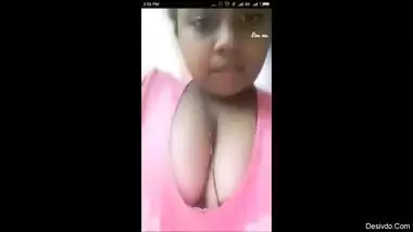 Desi girl cleavage very hot