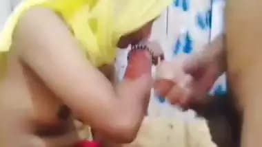 Small boobs hijab girl desi blowjob to lover viral MMS