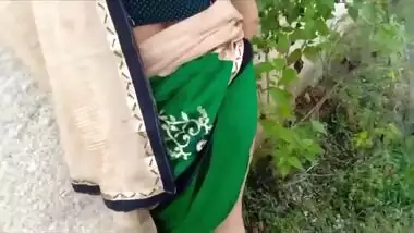 Indian aunty in green saree exposing herself in front of the camera