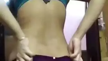 Showing her ass indian sex video