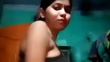 Sexy bhabi showing her cute boobs