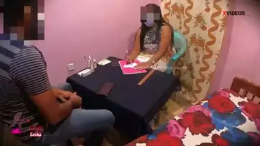 INDIAN FEMALE DOCTOR GIVEN SEX TREATMENT FOR HER PATIENT.THE DOCTOR SUCKS THE PATIENT”S DICK