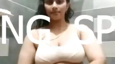 Desi bhabi remove dress and show her big boob