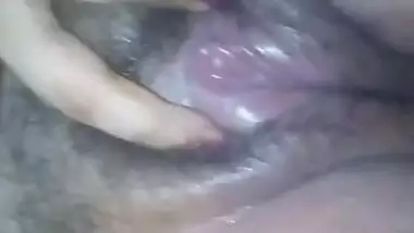 Desi bhabi fingering pussy