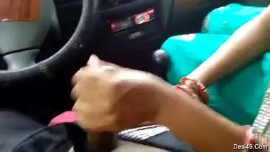 Indian babe in green sari takes big cock in hand and mouth in the car