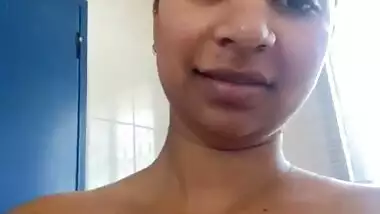 Fucking hot Indian girl nude show in bathroom