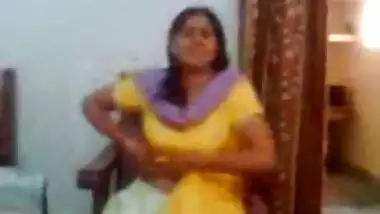 Delhi aunty showing big boobs to neighbor