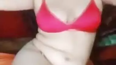 Super sexy Desi XXX bitch masturbating her sweet pussy on cam