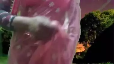 Indian XXX MILF caught masturbating in a public park