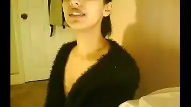 Punjabi girl Naina showing nude on free porn cam