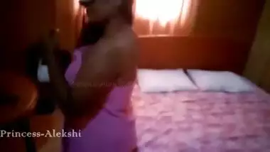 Srilankan boobs මේක නම් කිරි බවුසරයක් කොහොමද සයිස් එක