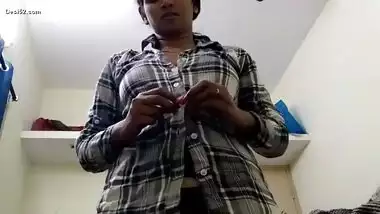 Desi Famous Bank Employee personal videos leaked -9