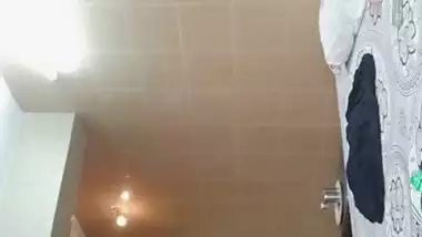 Lovers in OYO room fucking harder in missionary style