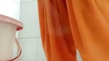 Pakistani naked milf records her pissing MMS