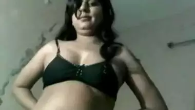 Chubby Bhabi Showing her Pussy