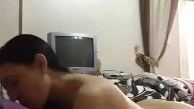 Very horny paki bhabi humping pillow