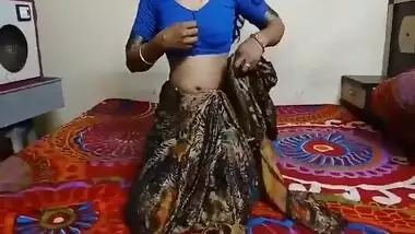 Unstoppable XXX show of Indian who takes sari and underwear off