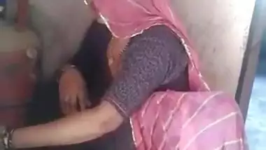 380px x 214px - Village aunty pulls ghagra during fight indian sex video