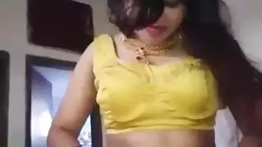 Super sexy Bhabhi striptease nude video