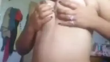 Young Indian babe cute Desi boobs show