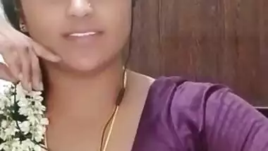 Telugu Chamet girl shows big laddoos on live chat
