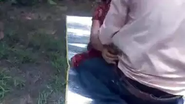 Desi lovers playing sex in park