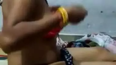Solo sex video of Indian girl who tries to change pink bra on camera