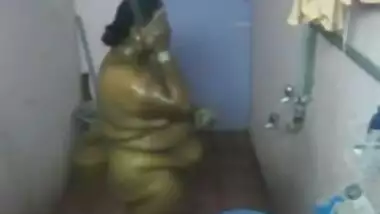 desi- south indian aunty bathing 2